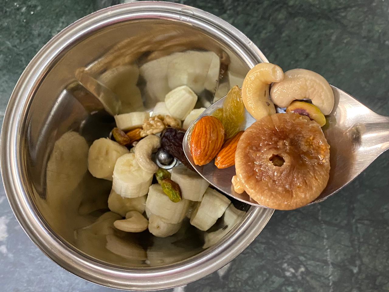 اسموتی با میوه خشک
